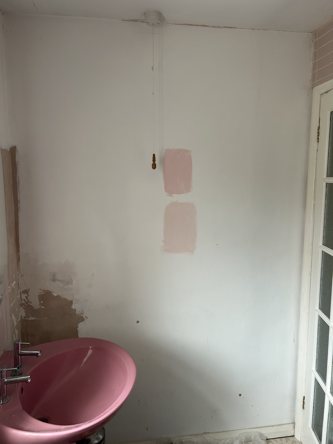 The basin & mirror before the renovation